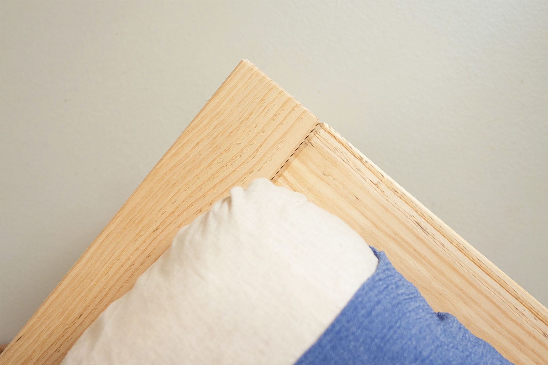 Imagen de ambiente 4 para:Cama de madera maciza